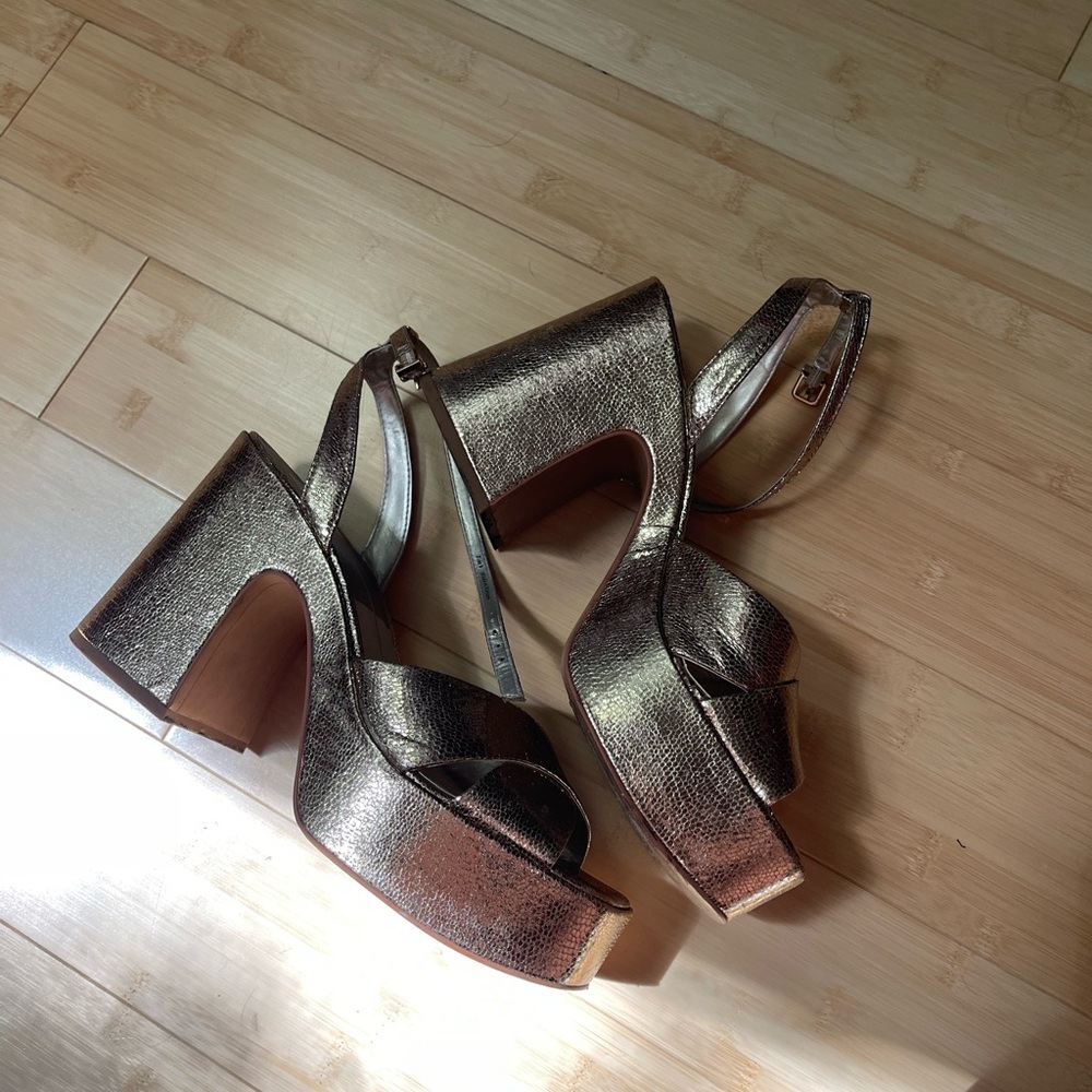 Dolce Vita - Wessi Platform Heel - Gold Size 9 - Picture 5 of 7